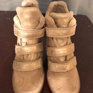 Guess shoes ❤️Final price Drop ❤️